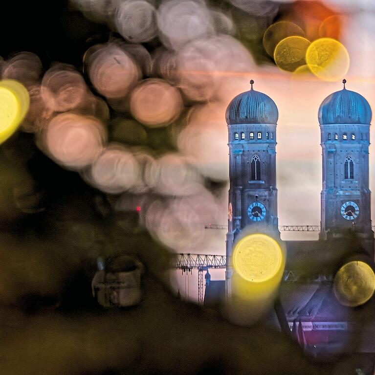 S&uuml;&szlig;er die Glocken nie klingen als zur Weihnachtszeit: Damit ist nicht nur das L&auml;uten vor der Bescherung daheim gemeint. Auch in der Frauenkirche sind sie zu h&ouml;ren. Am Heiligabend schellen alle zehn Glocken von der kleinsten, der Klinglglocke, bis zur gr&ouml;&szlig;ten, der Susanna.