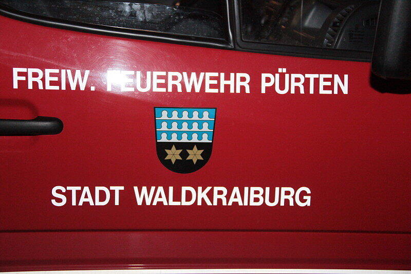 Feuerwehr und Wasserwacht retteten die Rehe aus dem wWsser und brachten sie zum Aufwärmen in eine Scheune.