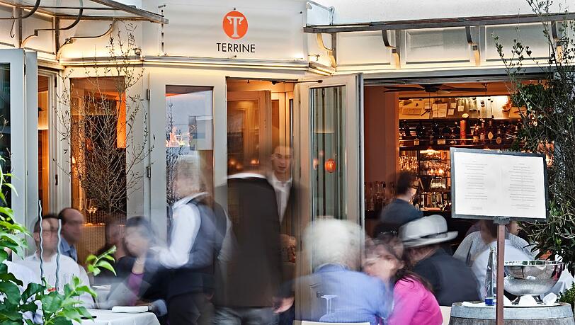 Ein Michelin-Stern, 17 Punkte im Gault Millau: Die Terrine in der Amalienpassage ist eine bewährte Anlaufstelle für Feinschmecker. Ein Michelin-Stern, 17 Punkte im Gault Millau: Die Terrine in der Amalienpassage ist eine bewährte Anlaufstelle für Feinschmecker.
