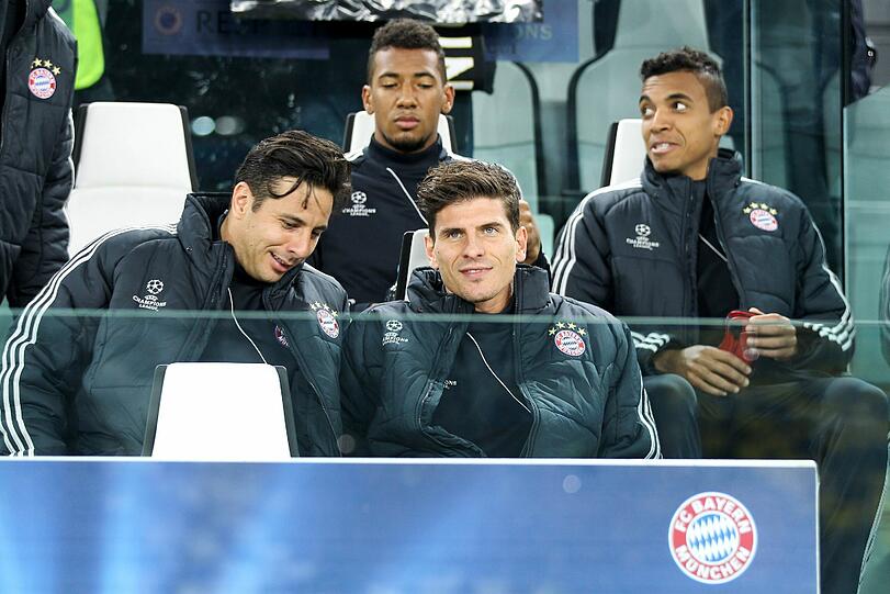 Die Kandidaten für den Mandzukic-Job: Claudio Pizarro (l.) und Mario Gomez, hier auf der Bank im &bdquo;Juventus-Stadium&ldquo;. Foto: dpa