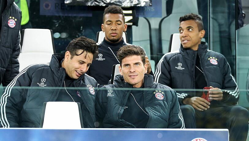 Die Kandidaten für den Mandzukic-Job: Claudio Pizarro (l.) und Mario Gomez, hier auf der Bank im „Juventus-Stadium“. Foto: dpa Die Kandidaten für den Mandzukic-Job: Claudio Pizarro (l.) und Mario Gomez, hier auf der Bank im „Juventus-Stadium“. Foto: dpa