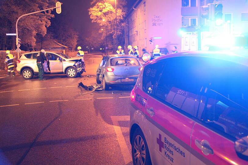 Zwei Leichtverletzte gab es am frühen Morgen gegen sechs Uhr in Waldkraiburg, als ein Seat einem Ford die Vorfahrt nahm. Die Bilder...