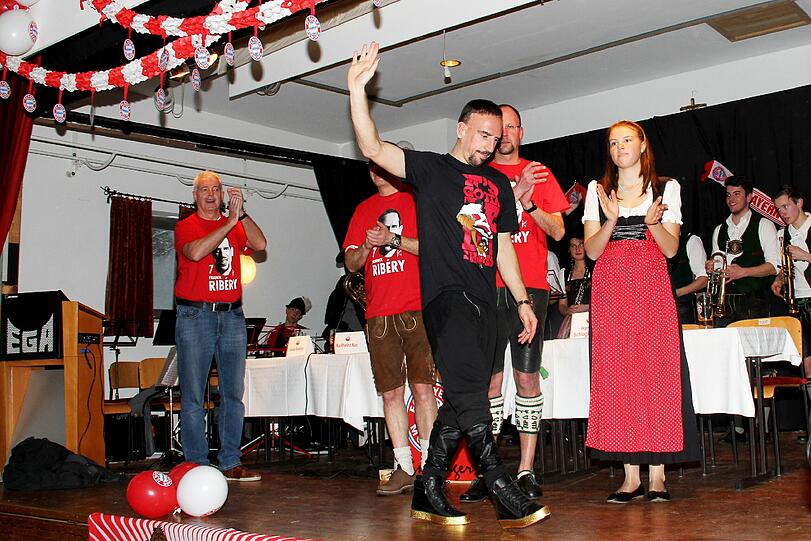 Franck Ribery reiste in extravagantem Outfit nach Tinningen zu "De Rot-Weißn Tinninger"