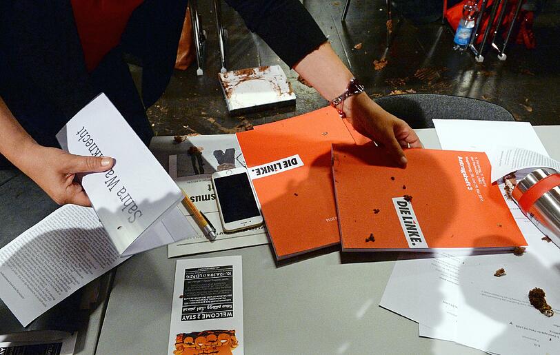 Eklat in Magdeburg: Die Linken-Fraktionschefin Sahra Wagenknecht ist auf dem Linken-Parteitag mit einer Torte beworfen worden. Die Bilder!