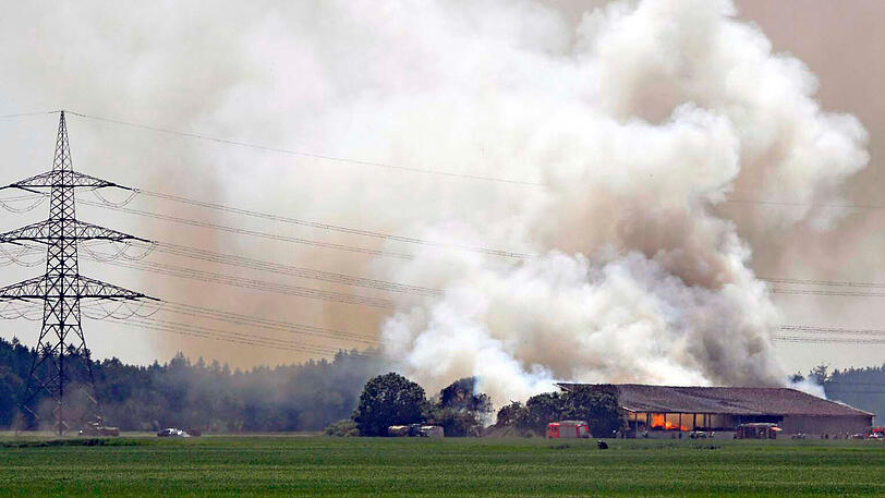 Die Lagerhalle einer Kompostieranlage in Hergolding (Gemeinde Vaterstetten) ist niedergebrannt.