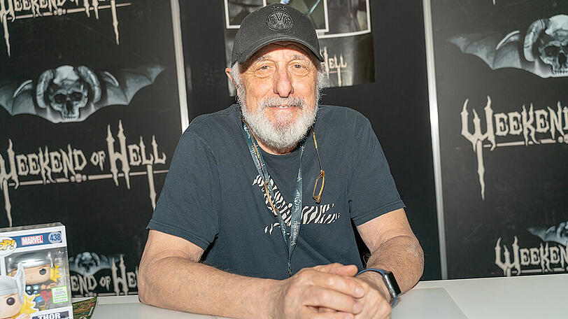 Dieser sympathische ältere Herr namens Nick Castle ist besser bekannt als der nicht totzukriegende Michael Myers