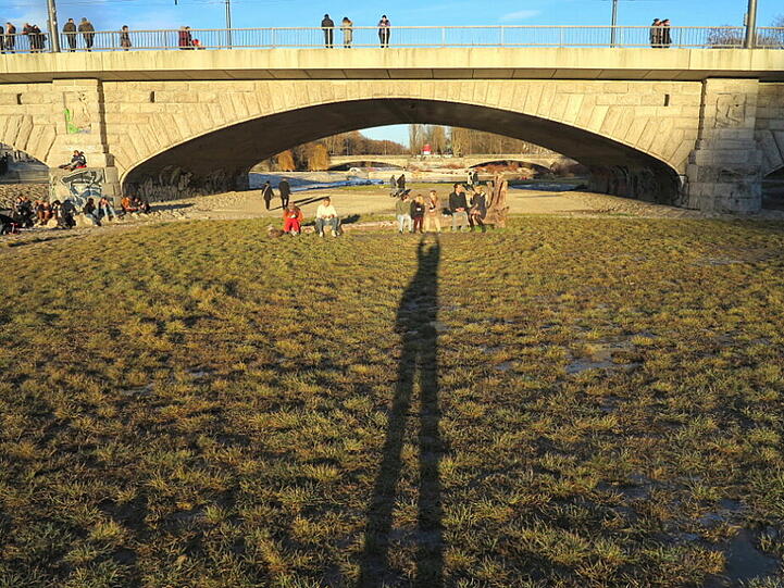 AZ-Leser Ðorðe Matkoviæ hat Schönes und Kurioses an der reichenbachbrücke fotografisch festgehalten.
