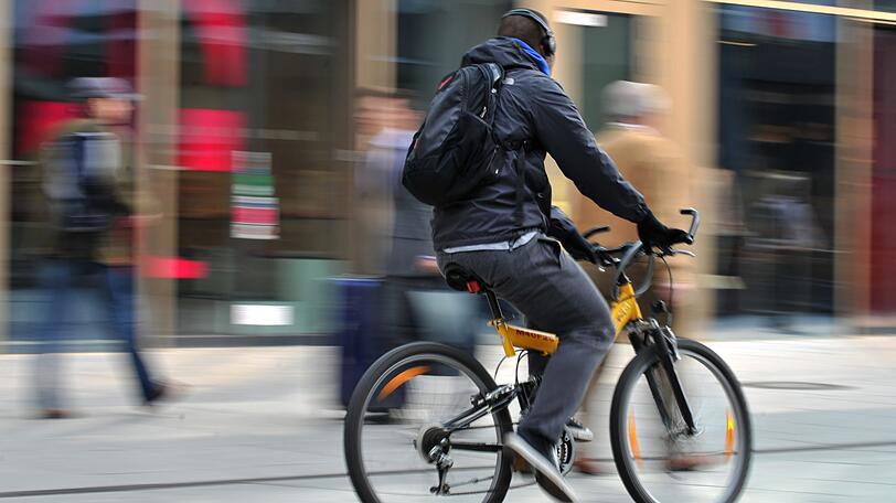Radlfahrer kollidiert mit Fußgänger, verletzt diesen und entfernt sich vom Unfallort.