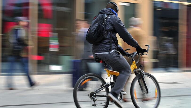 Radlfahrer kollidiert mit Fußgänger, verletzt diesen und entfernt sich vom Unfallort. Radlfahrer kollidiert mit Fußgänger, verletzt diesen und entfernt sich vom Unfallort.
