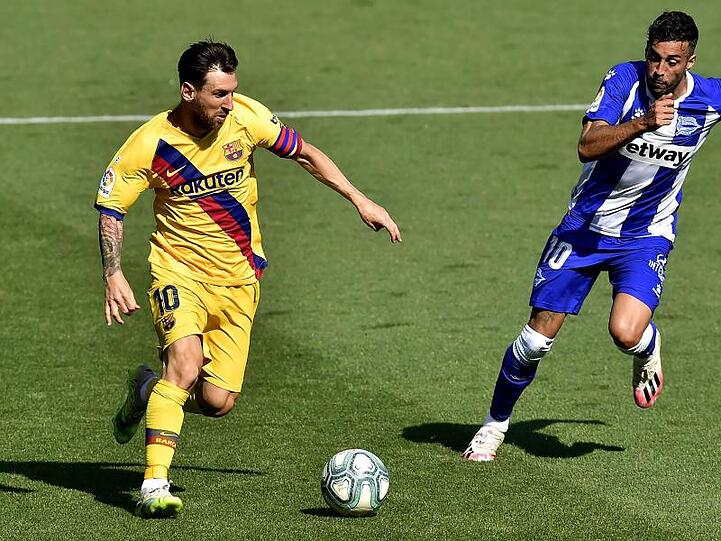 Lionel Messi (l) gelang gegen Alavés der 21. Assist in dieser Saison.
