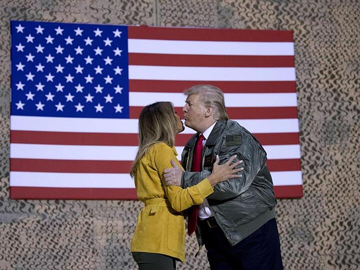 Das Ehepaar Trump gibt sich auf der Al Asad Air Base einen Kuss.