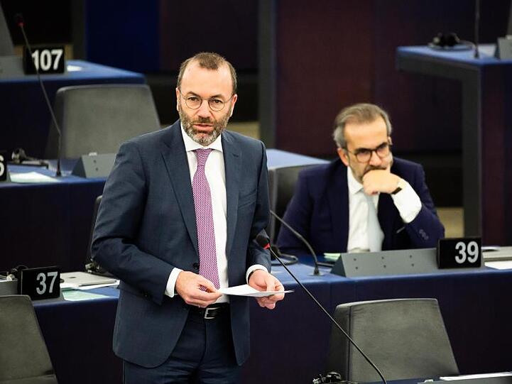 Der Fraktionsvorsitzende der Fraktion EVP, Manfred Weber (CSU), spricht im Plenarsaal des Europäischen Parlaments. Foto: Philipp von Ditfurth/dpa/Archivbild