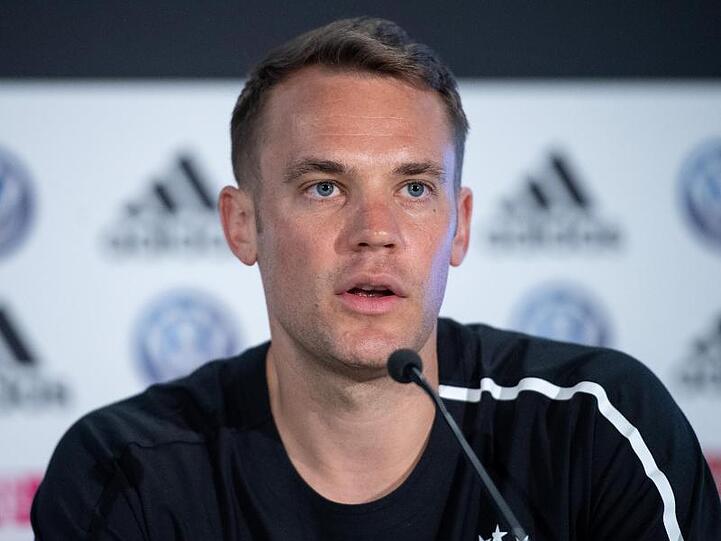 Torhüter Manuel Neuer spricht während einer Pressekonferenz. Foto: Marius Becker/Archivbild