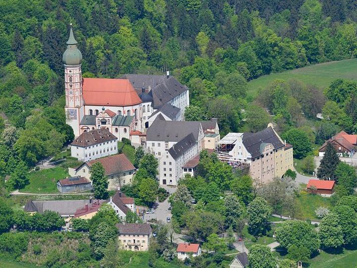 Das Kloster Andechs. Die traditionsreiche Klosterbrauerei Andechs wird erweitert. Foto: Peter Kneffel/dpa