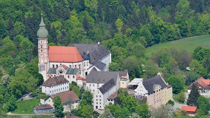 Der Absturz ereignete sich unweit des Klosters Andechs, wo die Wandergruppe zuvor eingekehrt war. (Archivbild)