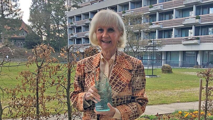 Strahlt vor Glück: Lilo Pulver mit ihrem Ehrenpreis auf der Terrasse.