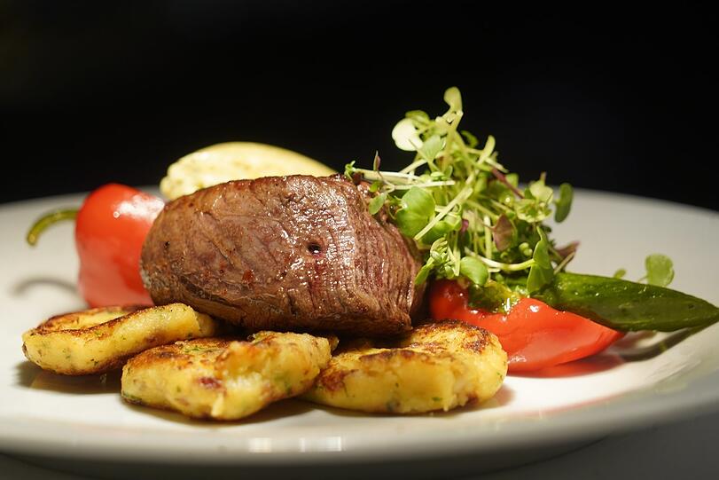 Vierter Gang (mit Fleisch): Alpen-Rinderfilet mit Café-de-Paris-Butter, jungem Marktgemüse und Macaire-Kartoffeln.