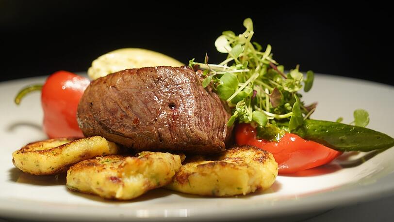 Vierter Gang (mit Fleisch): Alpen-Rinderfilet mit Café-de-Paris-Butter, jungem Marktgemüse und Macaire-Kartoffeln.