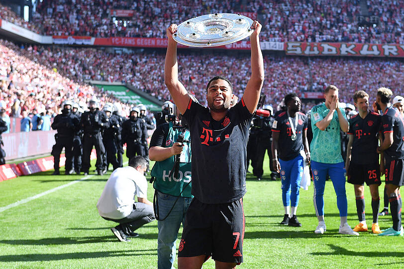 Konnte statt der Torjägerkanone die Meisterschale in die Luft stemmen: Serge Gnabry.