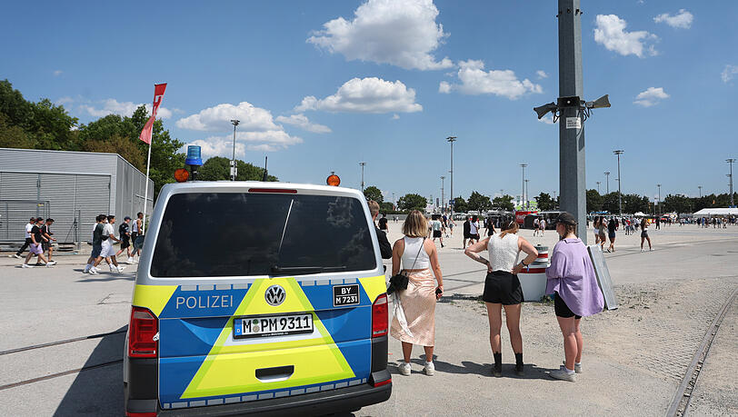 Ein Polizeiauto steht an der Messe Riem im Eingangsbereich des Rolling-Loud-Festivals. Bei dem großen Rap-Festival mit mehr als 40.000 Besuchern war es es zuvor am Wochenende zu Ausschreitungen und zu Verletzten gekommen.