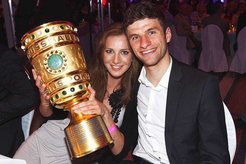 Thomas Müller 2010 mit DFB-Pokal und Ehefrau Lisa.