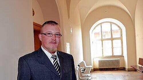 Rechtsaußen-Stadtrat Sebastian Schmaus geriet schon öfter ins Visier von Polizei und Justiz. Vom Vorwurf der gefährlichen Körperverletzung wurde er am Donnerstag jedoch freigesprochen. Rechtsaußen-Stadtrat Sebastian Schmaus geriet schon öfter ins Visier von Polizei und Justiz. Vom Vorwurf der gefährlichen Körperverletzung wurde er am Donnerstag jedoch freigesprochen.