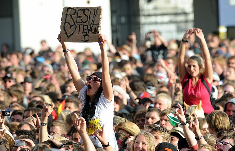 Heiße Rocker, wilde Punks und johlende Fans - auf den beiden Festivals Rock im Park und Rock am Ring feierten über 100.000 Rockfans am Wochenende ihre Lieblingsband. Unter anderem mit dabei: Metallica, Die Toten Hosen, The Ting Tings und Rapper Cro.