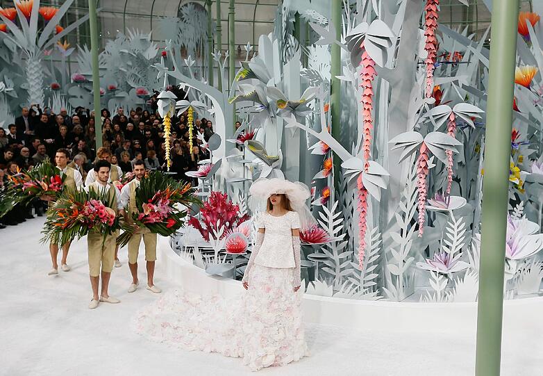 Das Highlight der Chanel-Show: Das Hochzeitskleid.