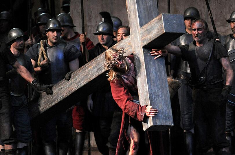 Passionsspiele: Das weltbekannte Spiel, das alle zehn Jahre das Leben Jesu thematisiert, prägt die Gemeinde Oberammergau seit 1634 und stellt eine große Gemeinschaftsleistung dar.