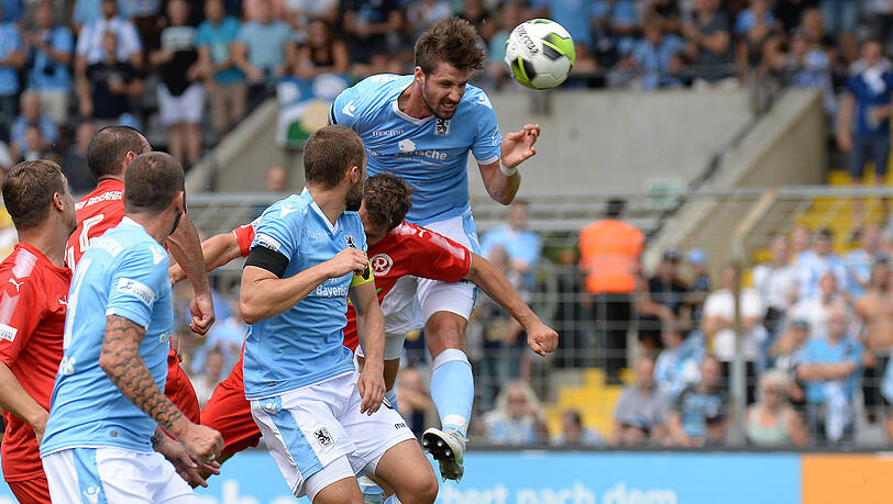 Jan Mauersberger setzt sich beim Kopfball gegen die Rosenheimer Abwehr durch - abseits... Jan Mauersberger setzt sich beim Kopfball gegen die Rosenheimer Abwehr durch - abseits...