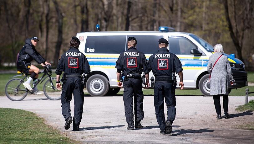 Polizisten patrouillieren im vergangenen Sommer durch den Englischen Garten. (Symbolbild)