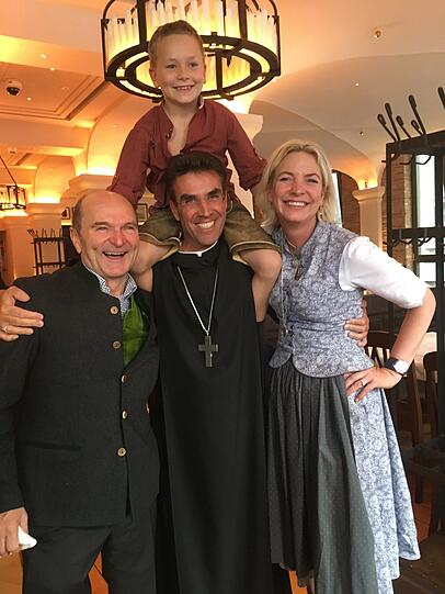 Sepp Krätz mit Frau Tina und Sohn Arthur sowie Abt Johannes Eckert bei der Eröffnung.