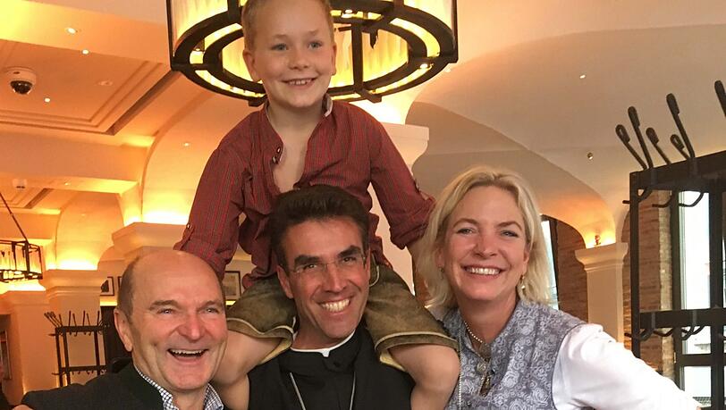 Sepp Krätz mit Frau Tina und Sohn Arthur sowie Abt Johannes Eckert bei der Eröffnung. Sepp Krätz mit Frau Tina und Sohn Arthur sowie Abt Johannes Eckert bei der Eröffnung.