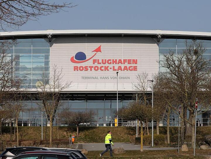 Das Abfertigungsgebäude des Flughafens Rostock-Laage. Umweltschützer kritisieren die Unterstützung kleiner Flughäfen mit Steuermitteln als klimaschädliche Geldverschwendung.