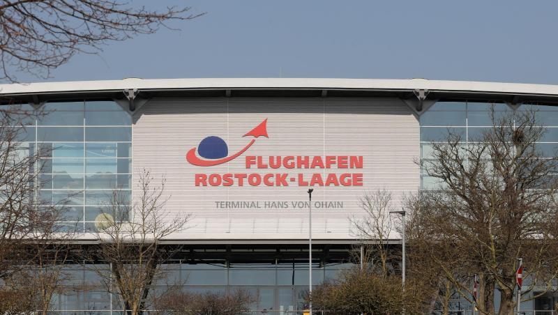 Das Abfertigungsgebäude des Flughafens Rostock-Laage. Umweltschützer kritisieren die Unterstützung kleiner Flughäfen mit Steuermitteln als klimaschädliche Geldverschwendung.