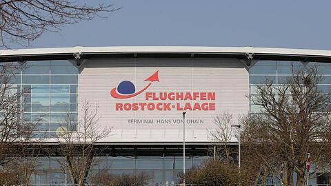 Das Abfertigungsgebäude des Flughafens Rostock-Laage. Umweltschützer kritisieren die Unterstützung kleiner Flughäfen mit Steuermitteln als klimaschädliche Geldverschwendung.