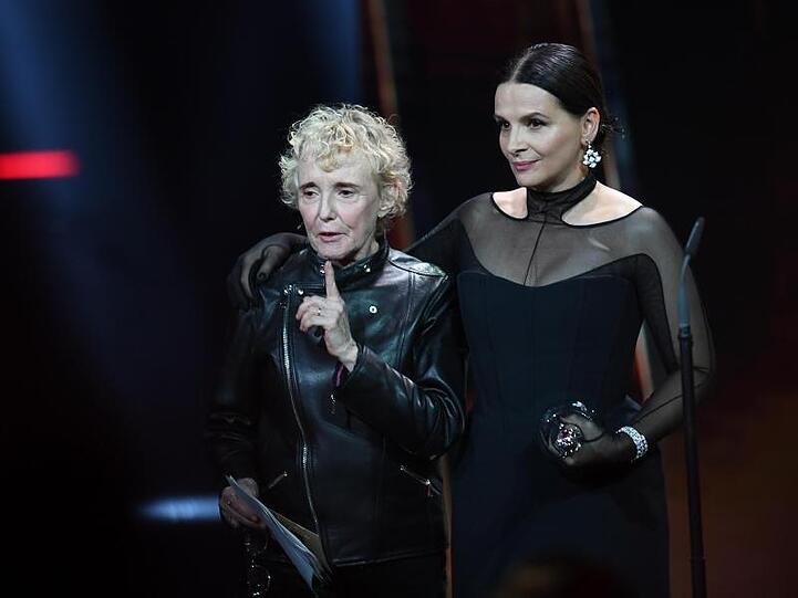 Claire Denis (l) hielt die Laudatio auf Juliette Binoche bei der Verleihung der Europäischen Filmpreise.