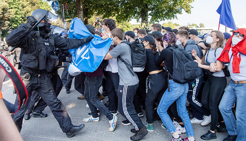 Demonstranten und die Polizei stoßen am Rande der Theresienwiese aufeinander.