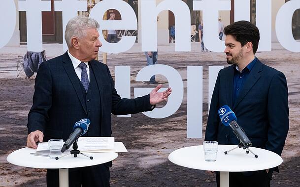 Oberbürgermeister Dieter Reiter (links) bei der Vertragsunterzeichnung mit Lahav Shani in der Rathausgalerie.