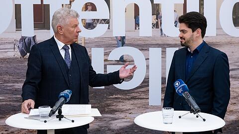 Oberbürgermeister Dieter Reiter (links) bei der Vertragsunterzeichnung mit Lahav Shani in der Rathausgalerie.