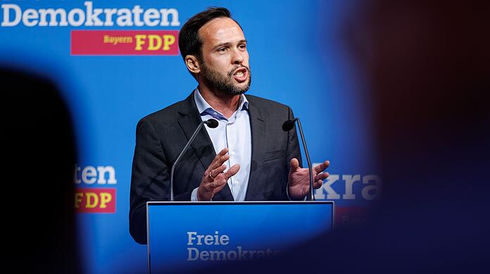 Martin Hagen, Fraktionsvorsitzender der FDP im Bayerischen Landtag, spricht beim Landesparteitag der FDP Bayern.
