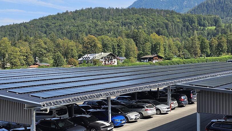 Sonnenschutz und E-Tankstellen: 280 Parkplätze hat die Watzmann Natur Energie überdachen und mit Photovoltaik-Modulen versehen lassen.