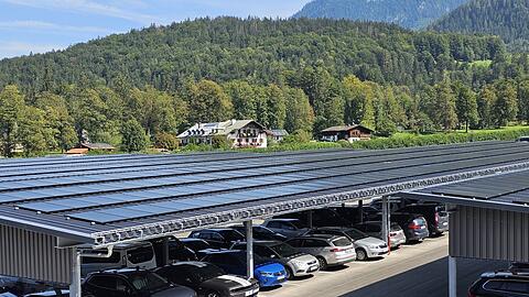 Sonnenschutz und E-Tankstellen: 280 Parkplätze hat die Watzmann Natur Energie überdachen und mit Photovoltaik-Modulen versehen lassen.