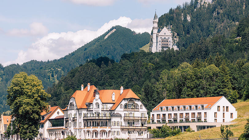 Unmittelbar am Alpsee, umgeben von Wäldern und mit beeindruckendem Gebirgspanorama, liegt das AMERON Neuschwanstein Alpsee Resort & Spa.