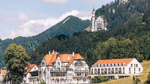 Unmittelbar am Alpsee, umgeben von Wäldern und mit beeindruckendem Gebirgspanorama, liegt das AMERON Neuschwanstein Alpsee Resort & Spa.