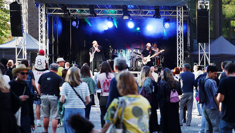 Zum Fat-Cat-Abschied spielen auch unten vorm Gasteig Bands. Zum Fat-Cat-Abschied spielen auch unten vorm Gasteig Bands.