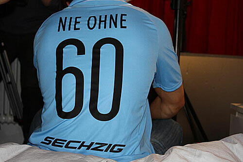 Er macht's nie ohne - sein Löwen-Trikot. Immer griffbereit im Nachtkasterl.