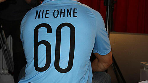 Er macht's nie ohne - sein Löwen-Trikot. Immer griffbereit im Nachtkasterl. Er macht's nie ohne - sein Löwen-Trikot. Immer griffbereit im Nachtkasterl.