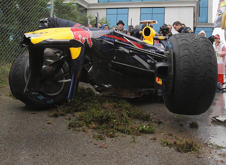Sebastian Vettel hat im Training seinen Formel-1-Renner an den Randstein gesetzt. Die Bilder