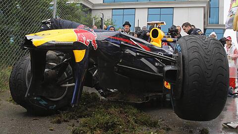 Sebastian Vettel hat im Training seinen Formel-1-Renner an den Randstein gesetzt. Die Bilder